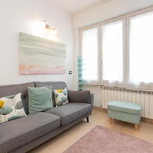 https://luxury-apartment-near-bocconi-zamenhof-7.italymilanhotels.net